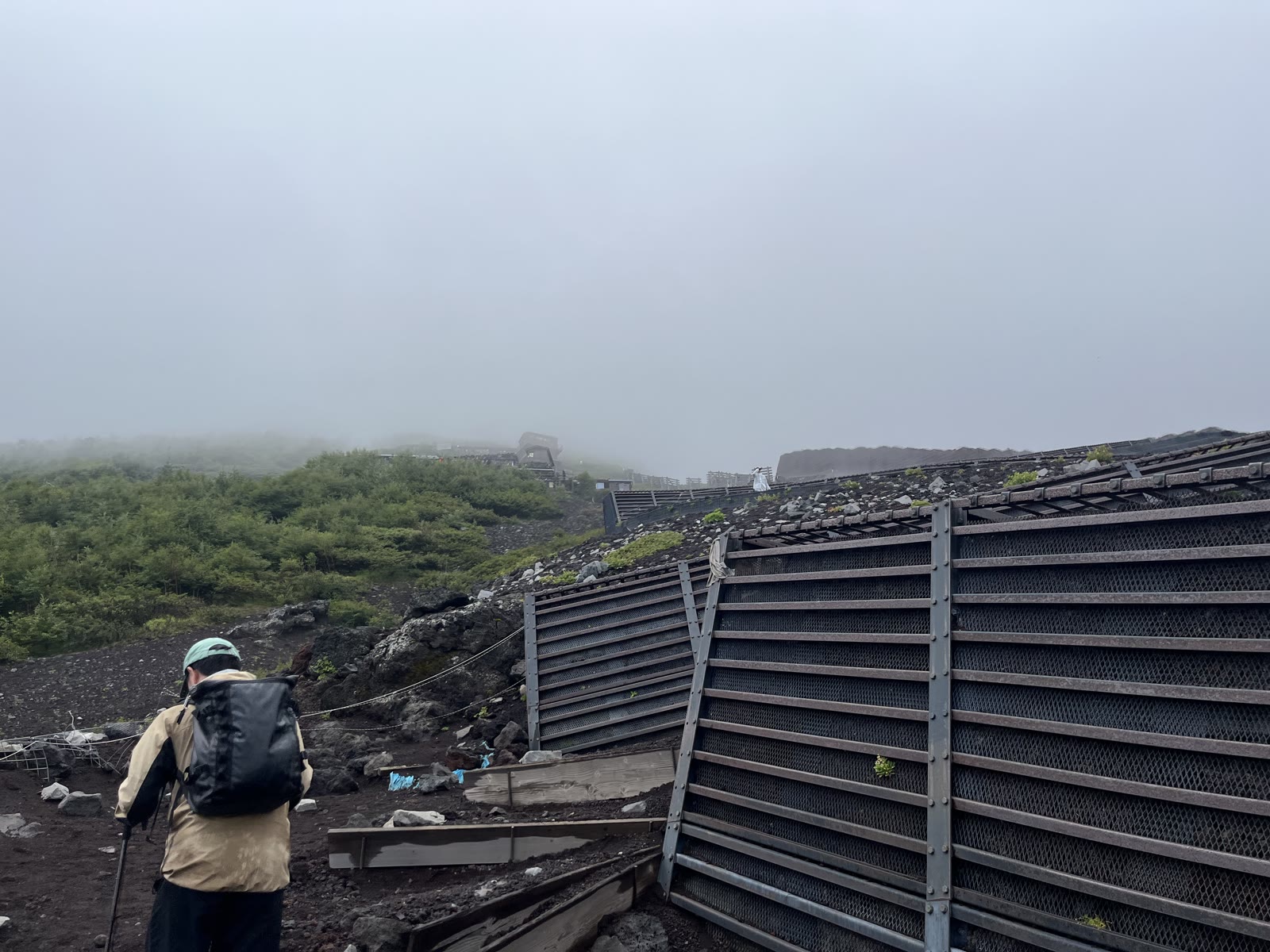 ガスで遠くの視界が限られた吉田ルートの登山道