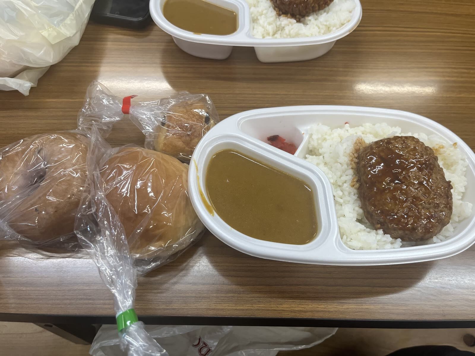 本八合目トモエ館のハンバーグカレーと朝食用のパン