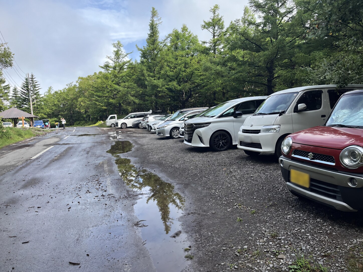 日曜日の8時前にほぼ満車だった蓼科山七合目駐車場