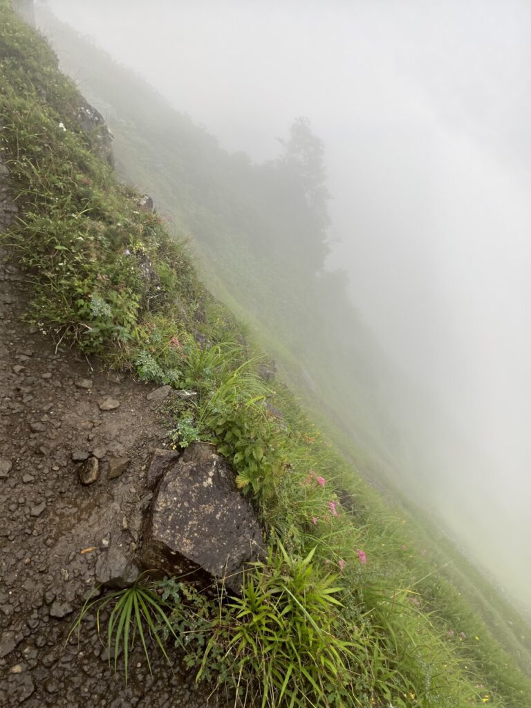 霧の中を進む西黒尾根の狭い岩場