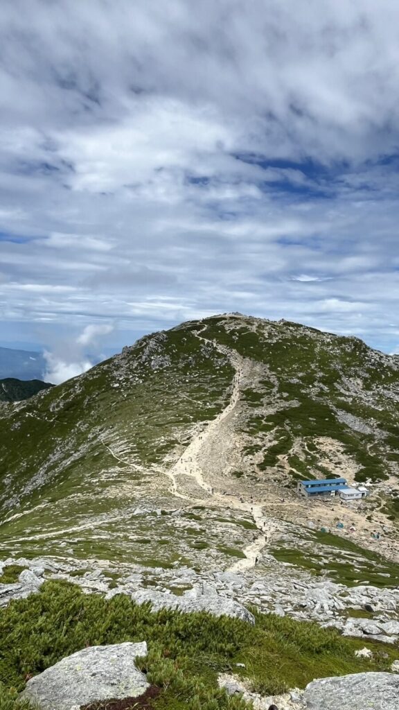 中岳付近から見た木曽駒ヶ岳と山小屋