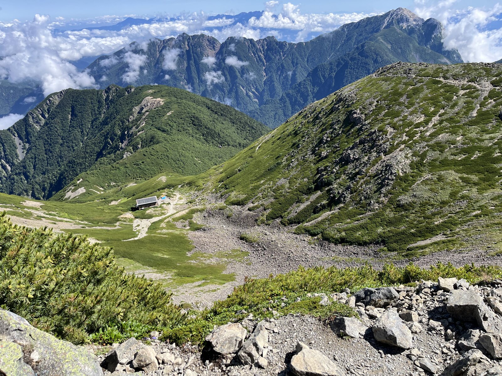 仙丈ヶ岳山頂付近から見下ろしたカールと山小屋