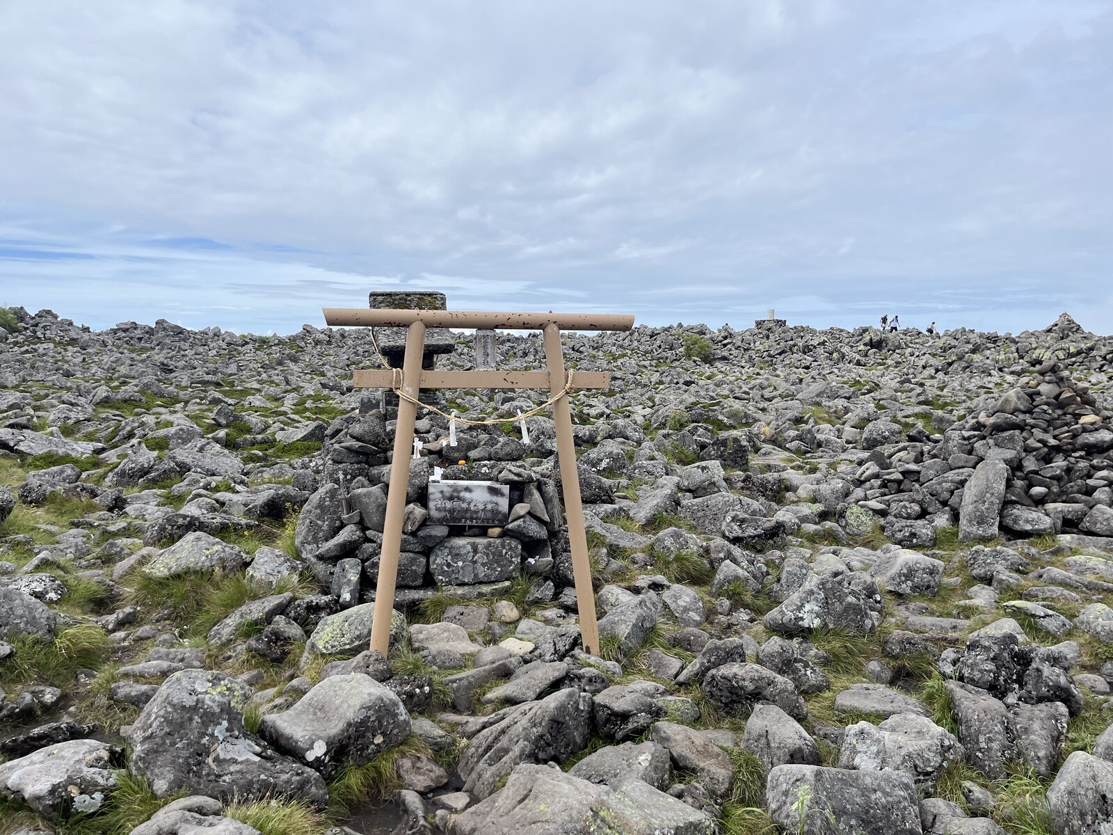 岩が広がる蓼科山山頂の鳥居と石祠