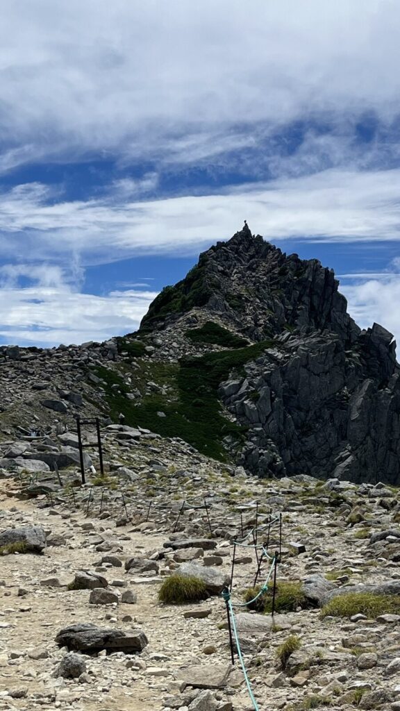 乗越浄土付近から見た岩峰の宝剣岳