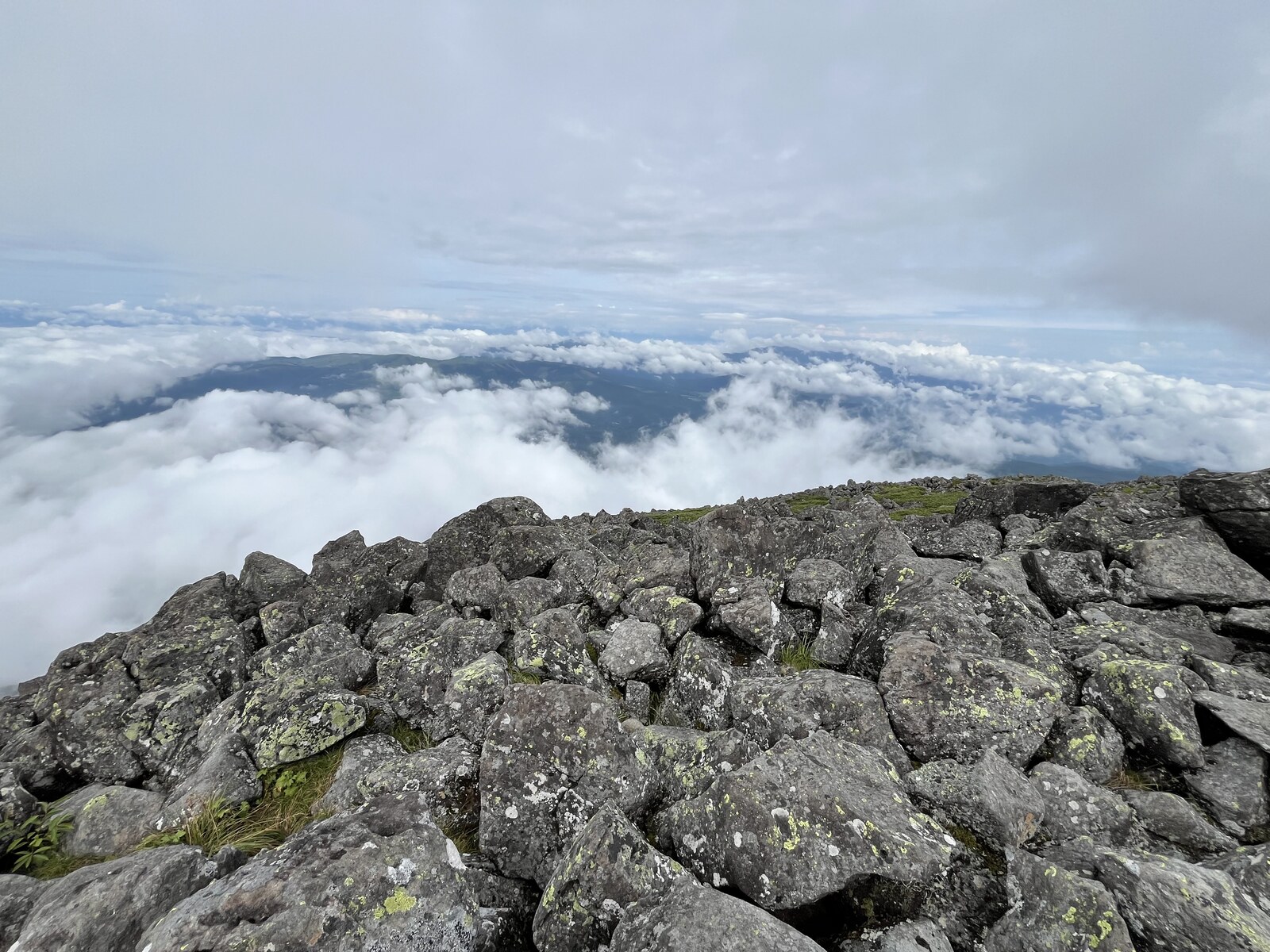 蓼科山山頂から見た岩場と雲海