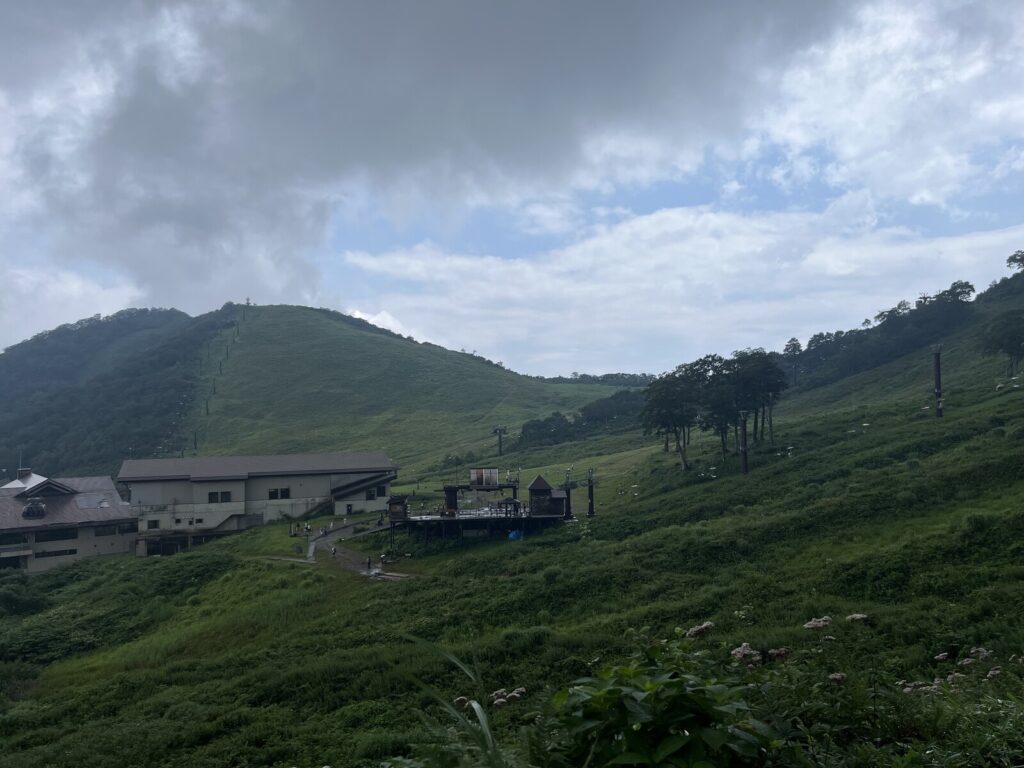 天神平の施設と周囲の山並み
