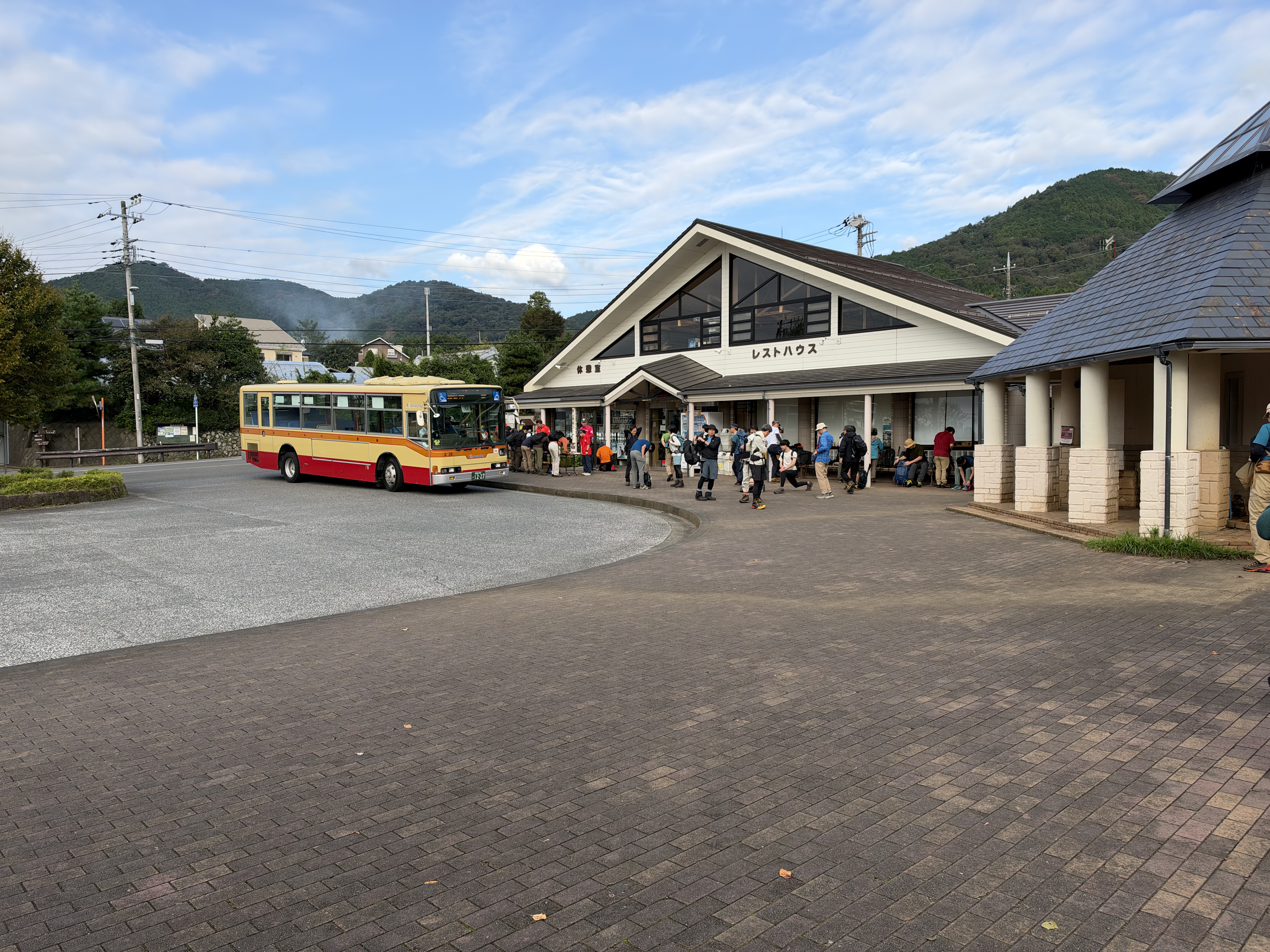 大倉バス停とレストハウス周辺。朝は登山者が多く見られました。