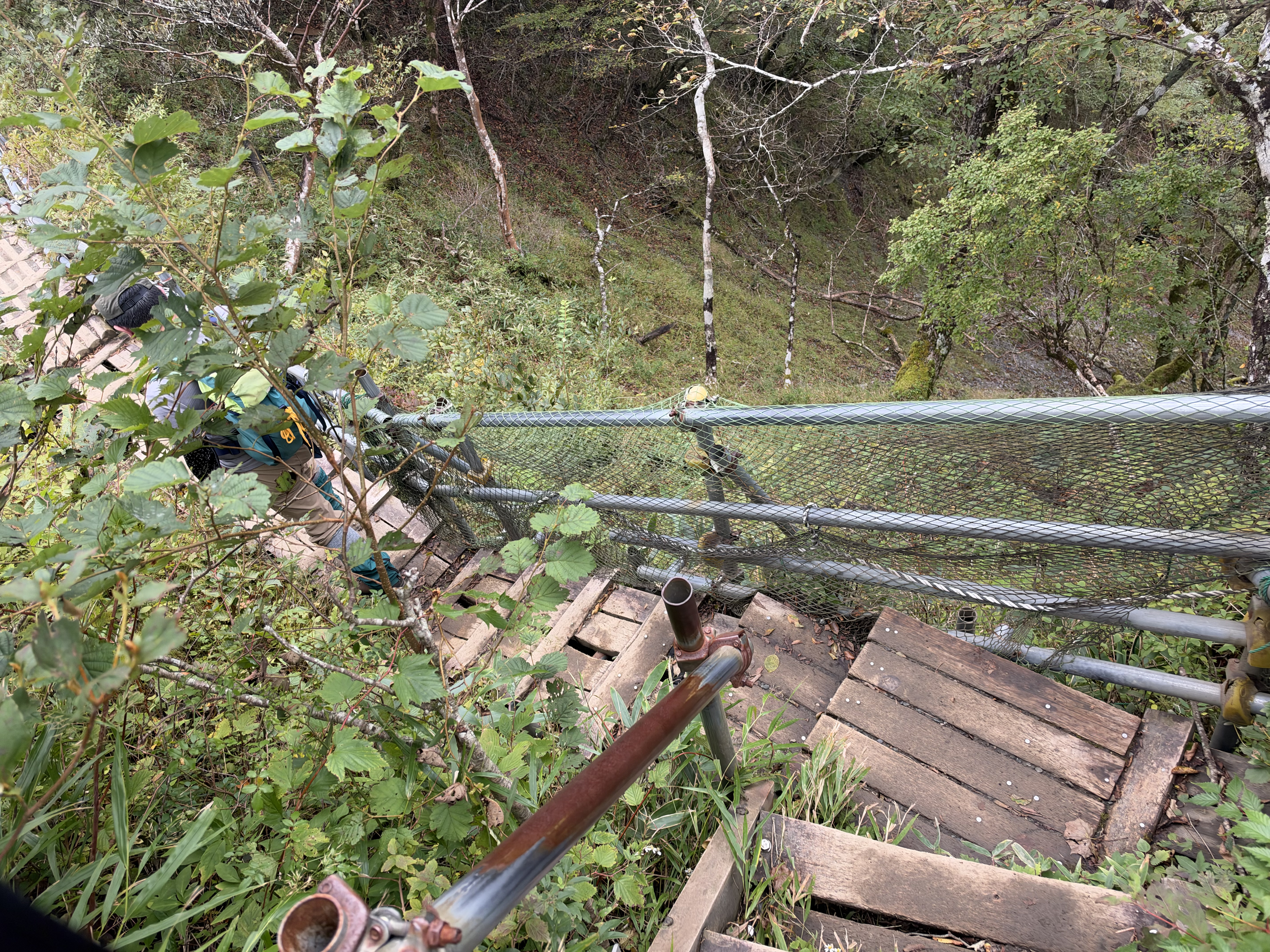 花立山荘と山頂の間にある、斜面沿いの狭い木道。10:19撮影。