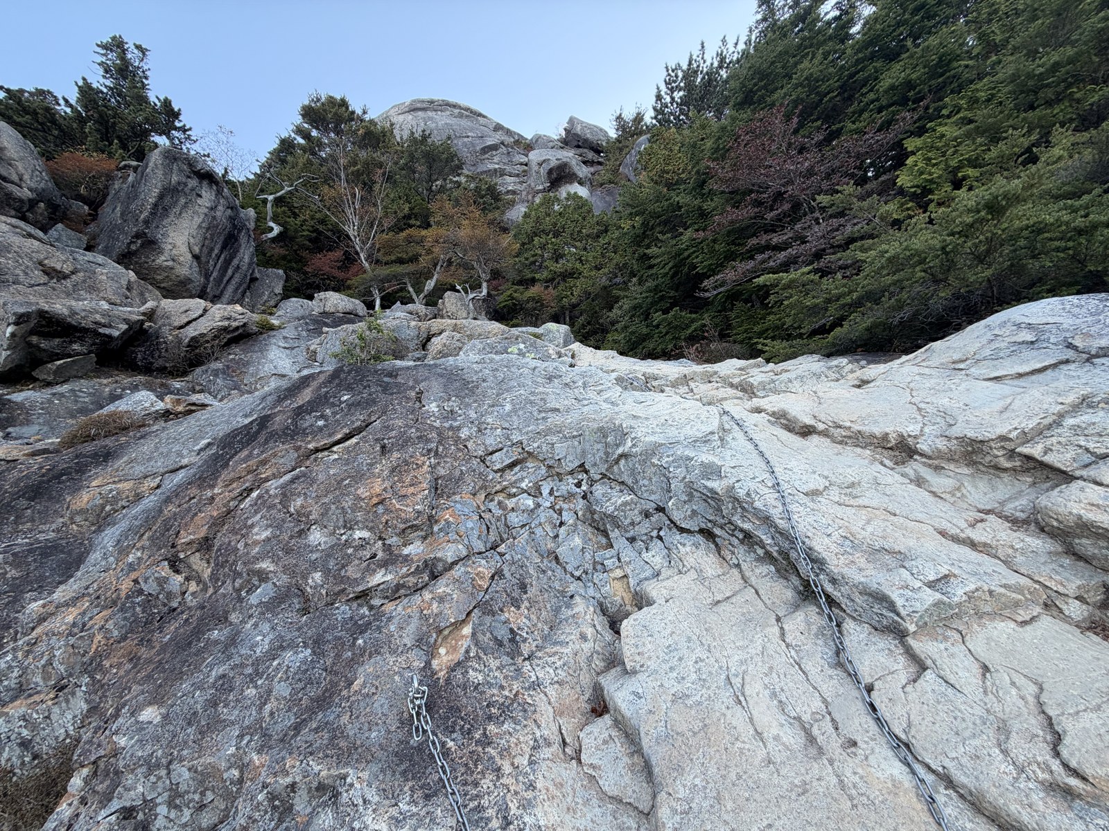 岩の斜面と鎖