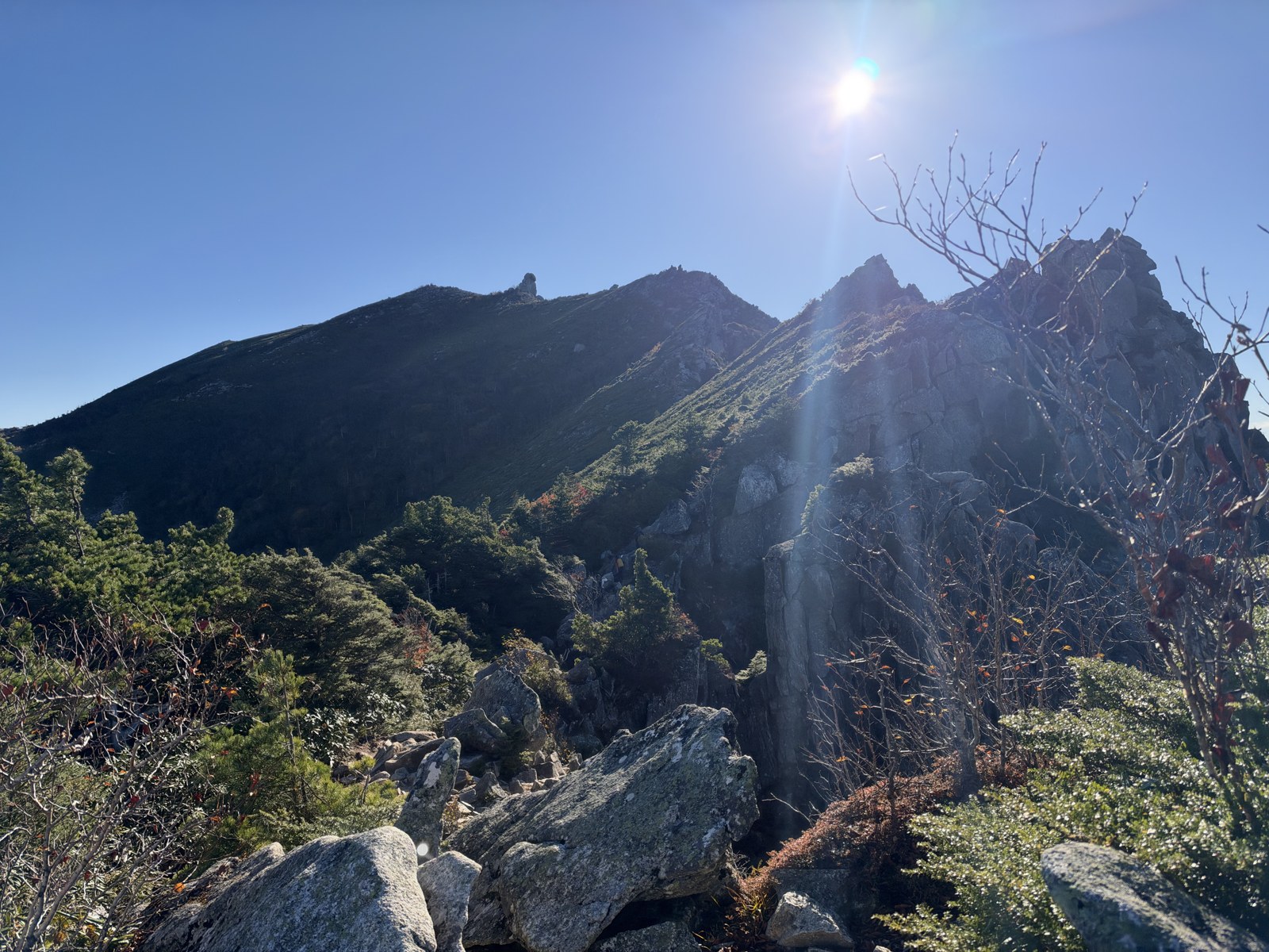 金峰山へ向かう稜線の景色