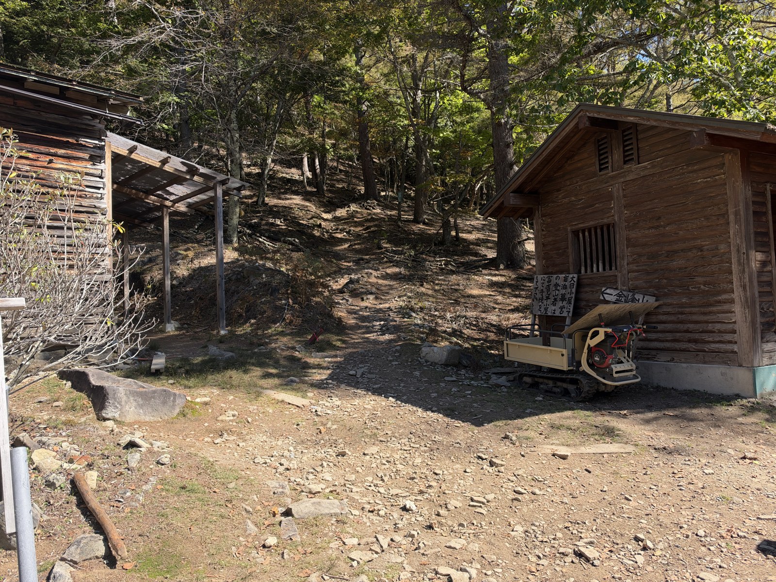 富士見平小屋横の金峰山方面への道。10:28撮影